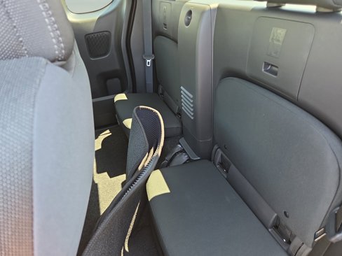 Used 2025 Nissan Frontier SV image 27