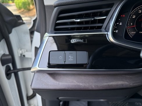 Used 2019 Audi Q8 Premium Plus w/ Premium Plus image 17