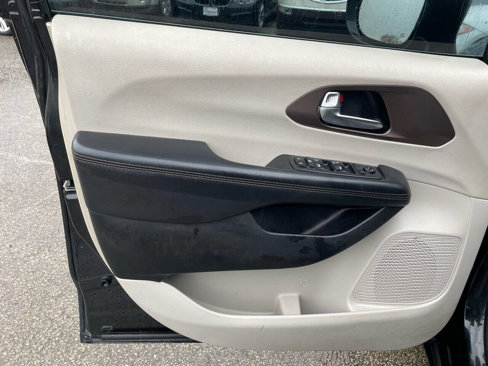 Used 2019 Chrysler Pacifica Touring-L image 17