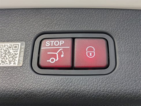 Used 2025 Mercedes-Benz GLC 300 4MATIC image 13