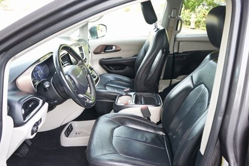 Used 2017 Chrysler Pacifica Touring-L image 12
