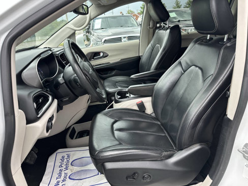 Used 2022 Chrysler Pacifica Touring-L image 17