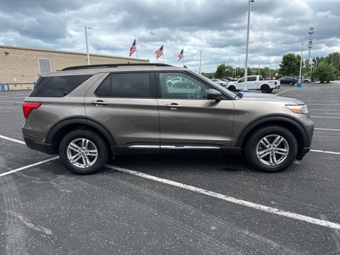 Used 2021 Ford Explorer XLT image 7