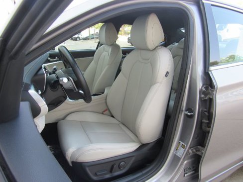 Used 2025 Genesis G70 2.5T image 14