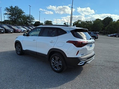 Used 2023 Kia Seltos S w/ Navigation Package image 3