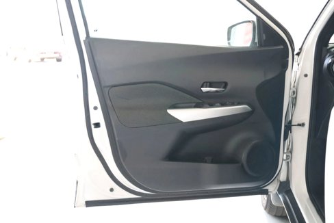 Used 2019 Nissan Kicks SV image 18