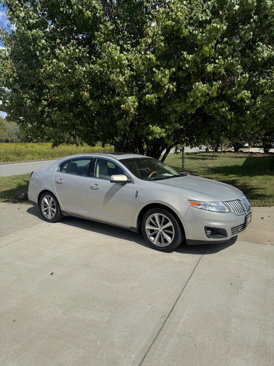 Used 2009 Lincoln MKS image 1