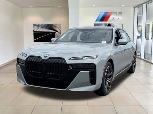 New 2026 BMW 750e xDrive image 2