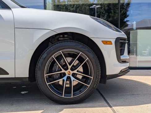 Certified 2024 Porsche Macan image 11