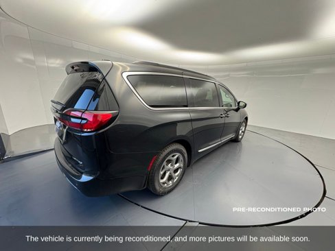 Used 2023 Chrysler Pacifica Limited image 5