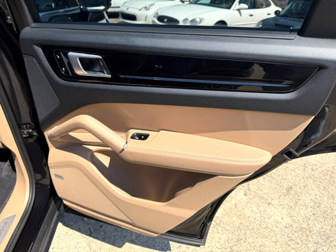 Used 2019 Porsche Cayenne image 32