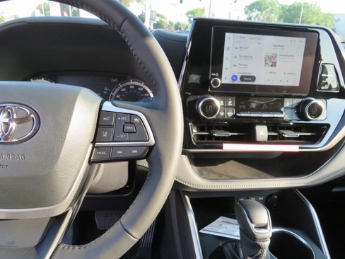 New 2025 Toyota Highlander LE image 39
