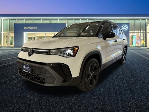 Certified 2025 Volkswagen Taos SE image 8