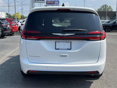 New 2025 Chrysler Pacifica Select image 6