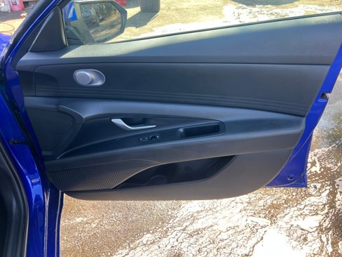 Used 2023 Hyundai Elantra SE w/ Preferred Accessory Package image 17