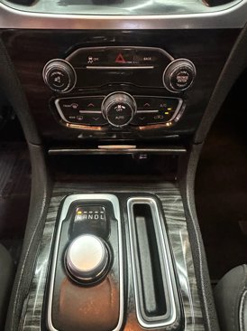 Used 2016 Chrysler 300 Limited image 16
