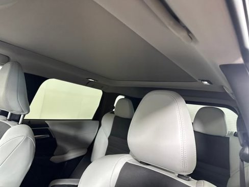 Used 2025 Mitsubishi Outlander SE image 12
