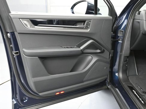 New 2025 Porsche Cayenne Turbo image 16