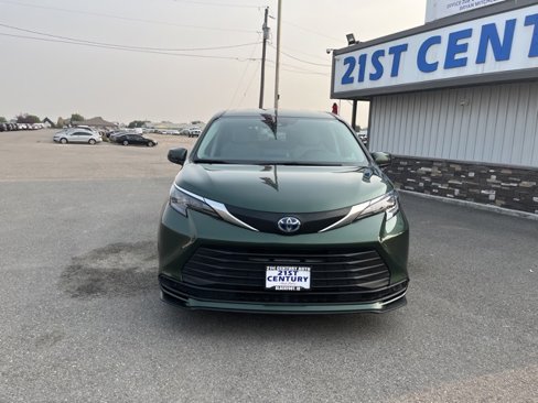 Used 2024 Toyota Sienna LE image 2