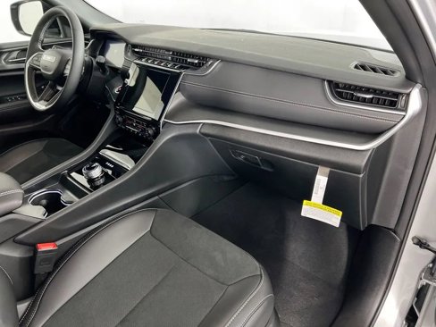 New 2025 Jeep Grand Cherokee L Laredo image 30