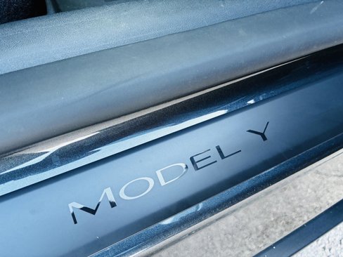 Used 2025 Tesla Model Y Long Range image 30