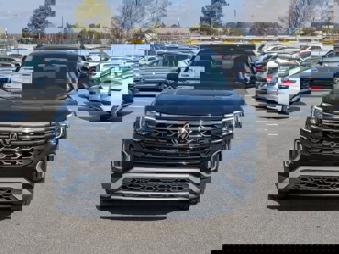 New 2025 Volkswagen Atlas Peak Edition SE image 8