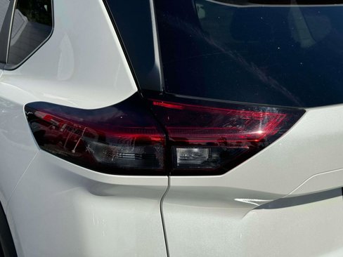 Used 2022 Nissan Rogue SV w/ SV Premium Package image 9