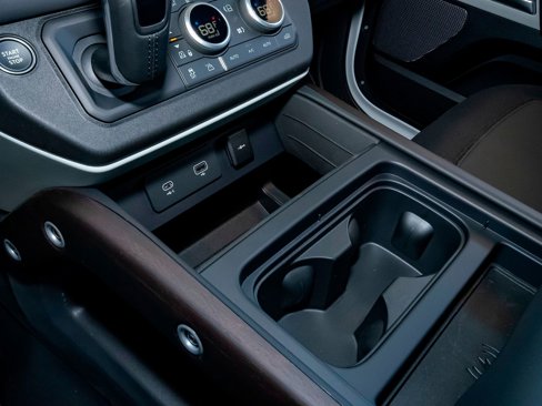New 2024 Land Rover Defender 90 X-Dynamic SE image 29