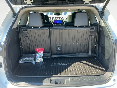 New 2025 Toyota Highlander Platinum image 17