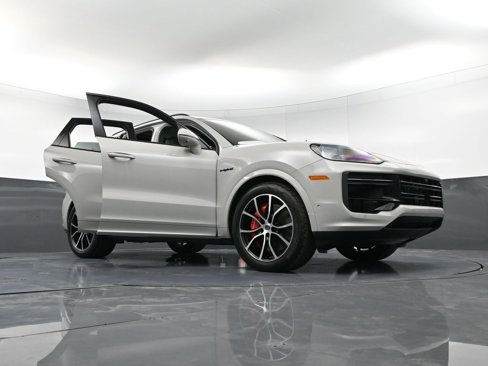 New 2025 Porsche Cayenne Turbo image 38