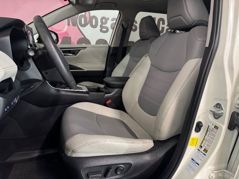 Used 2022 Toyota RAV4 XLE Premium image 16