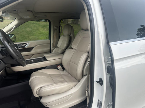 Used 2020 Lincoln Navigator Reserve image 11