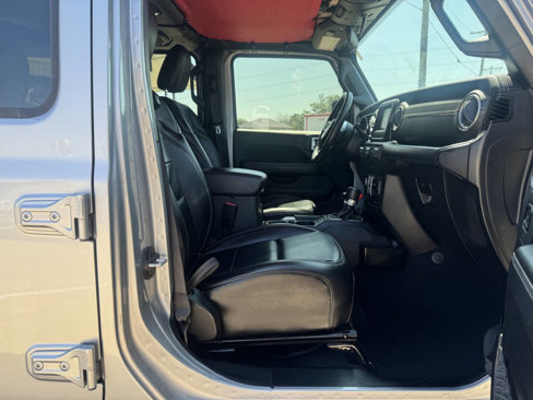 Used 2018 Jeep Wrangler Unlimited Sahara w/ Cold Weather Group image 30