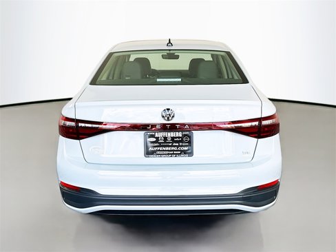 Used 2025 Volkswagen Jetta SE image 6