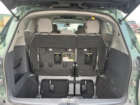 Used 2024 Toyota Sienna LE image 33