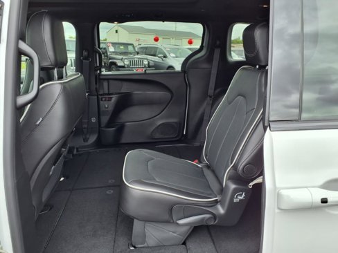 New 2026 Chrysler Pacifica Limited image 8