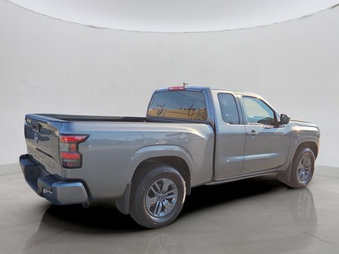 Used 2025 Nissan Frontier SV image 3