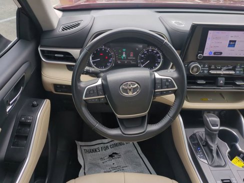Used 2023 Toyota Highlander XLE image 15
