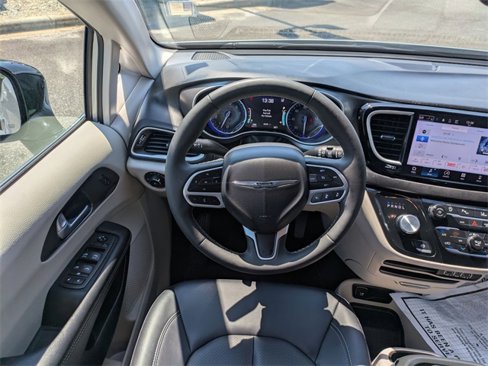 Used 2024 Chrysler Pacifica Touring-L image 23
