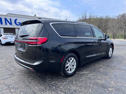 Used 2023 Chrysler Pacifica Touring-L image 3