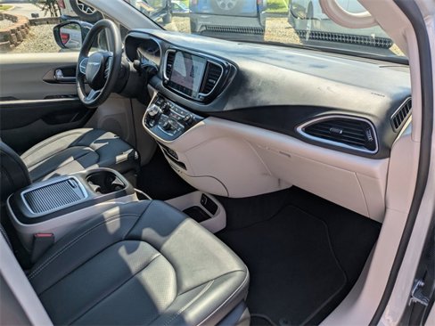 Used 2024 Chrysler Pacifica Touring-L image 31