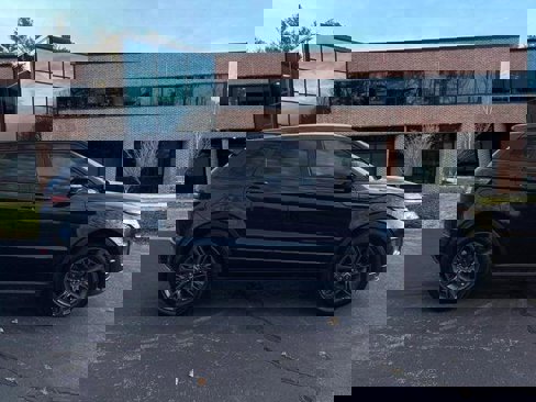 Used 2019 Land Rover Range Rover Evoque SE Premium image 2