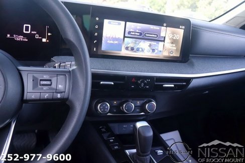 Used 2025 Nissan Kicks SV w/ Charging Package image 17