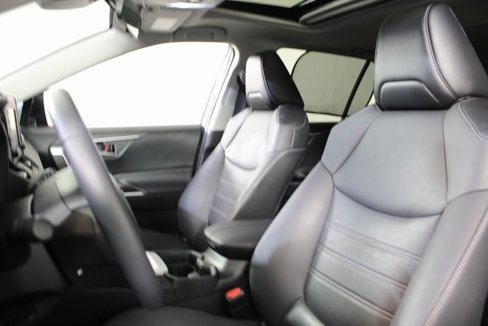 Used 2021 Toyota RAV4 XLE Premium image 11