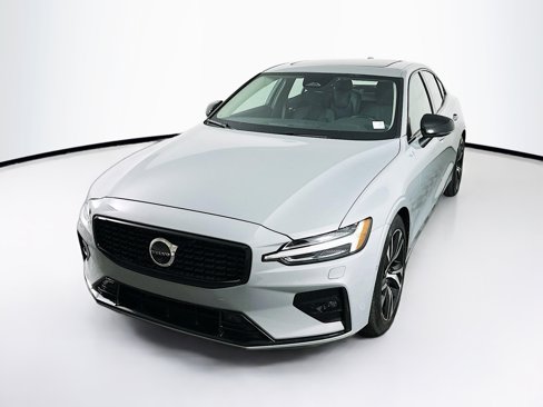 Used 2025 Volvo S60 B5 Plus image 3