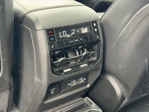 Used 2024 Jeep Grand Cherokee L Limited w/ Luxury Tech Group II image 14
