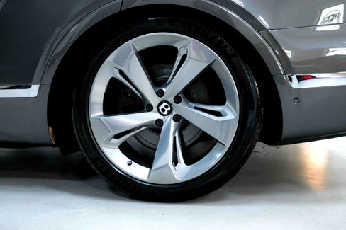 Used 2018 Bentley Bentayga image 38