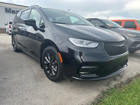 New 2025 Chrysler Pacifica Select w/ Fav Edition Package image 3