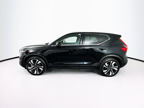Used 2025 Volvo XC40 B5 Plus image 4