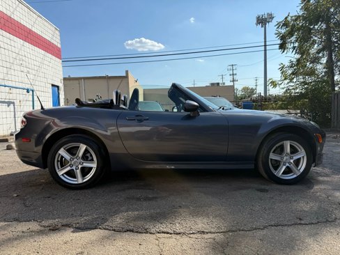 Used 2006 MAZDA MX-5 Miata Touring w/ Appearance Pkg image 4